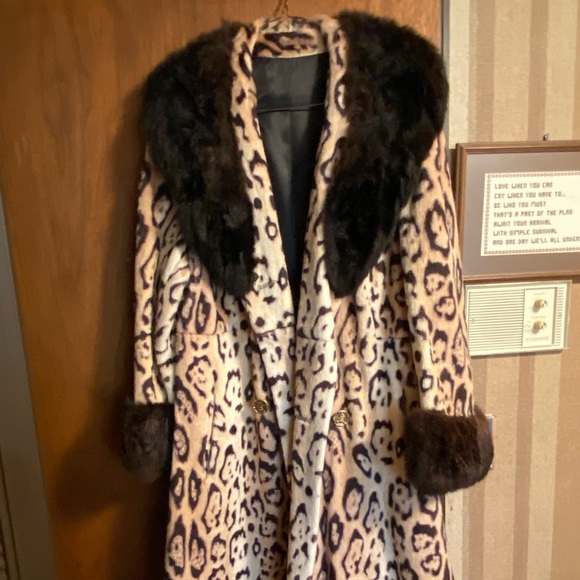 3 furs full an 3 half fur an leather. Worn twice an 4 never worn. - Picture 5 of 12